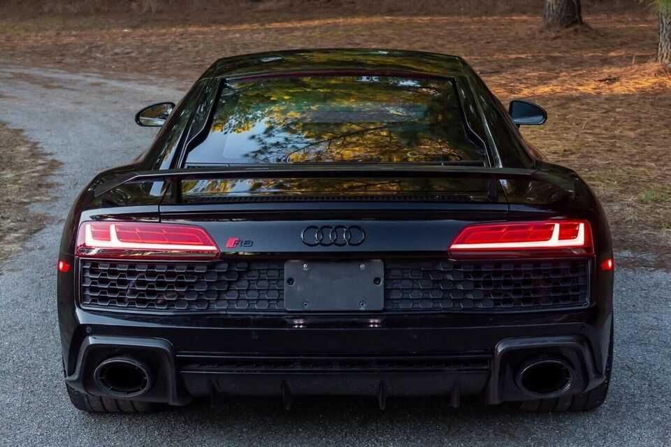 2020    Audi   R8