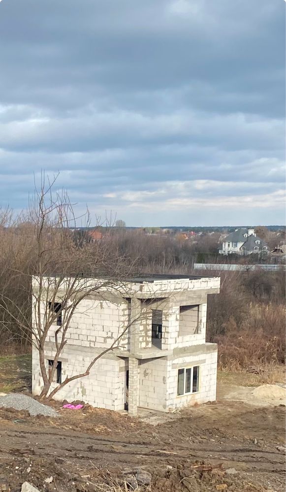 Готовий будинок на закритій територіі зі сховищем