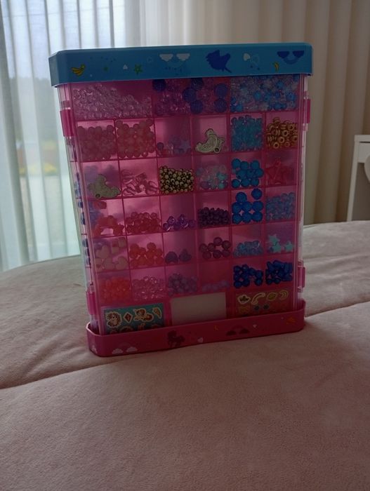 Brinquedo de fazer bracelete e colares