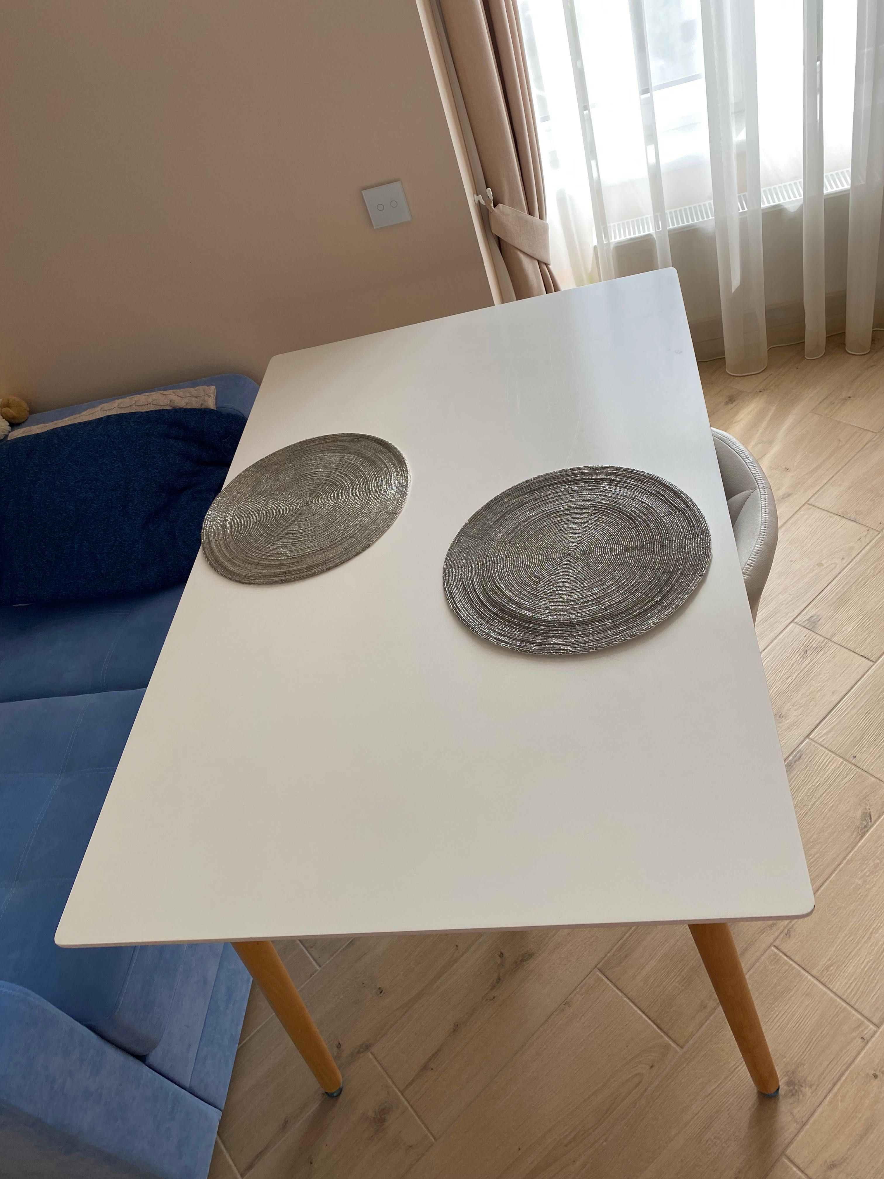 Кухонний стіл та стільці