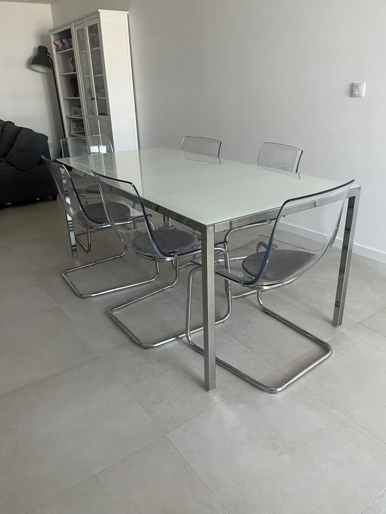 Conjunto de mesa de jantar e 6 cadeiras