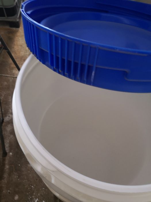 Beczki plastikowe 160l