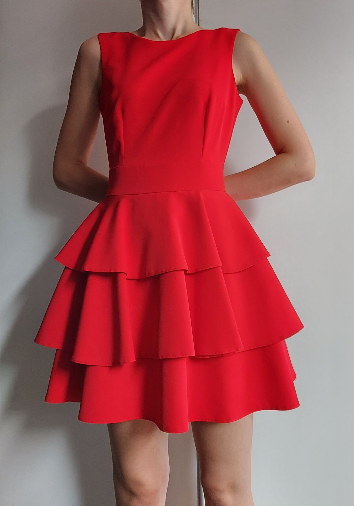 Czerwona sukienka z falbanami