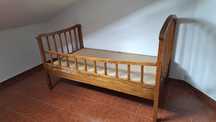 Cama de madeira com grades