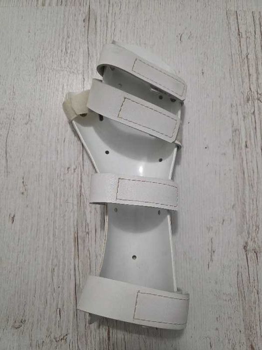 proteza usztywniająca ręke prawą