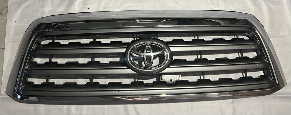 Решітка радіатора Toyota Sequoia 2008 2021 Хром відмінний стан