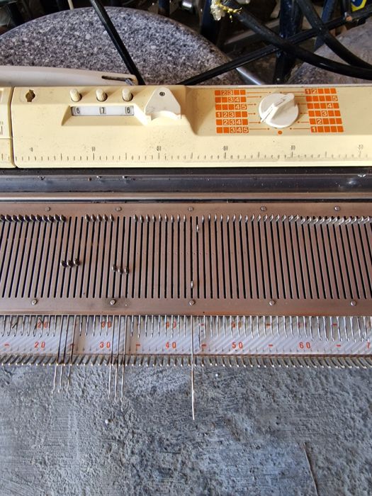 Maquina de tricotar toyota