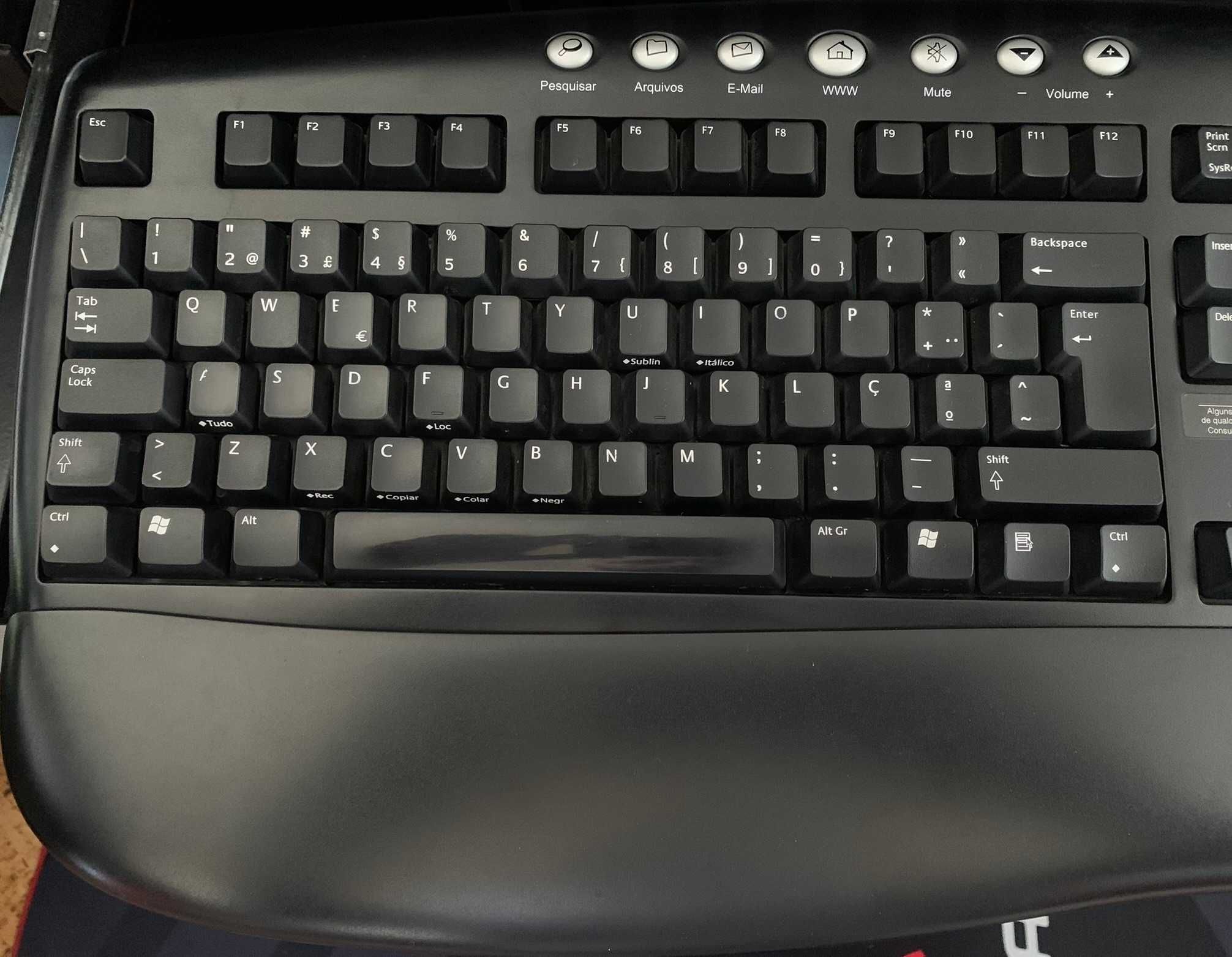 Teclado Logitech Multimédia em Excelente Estado