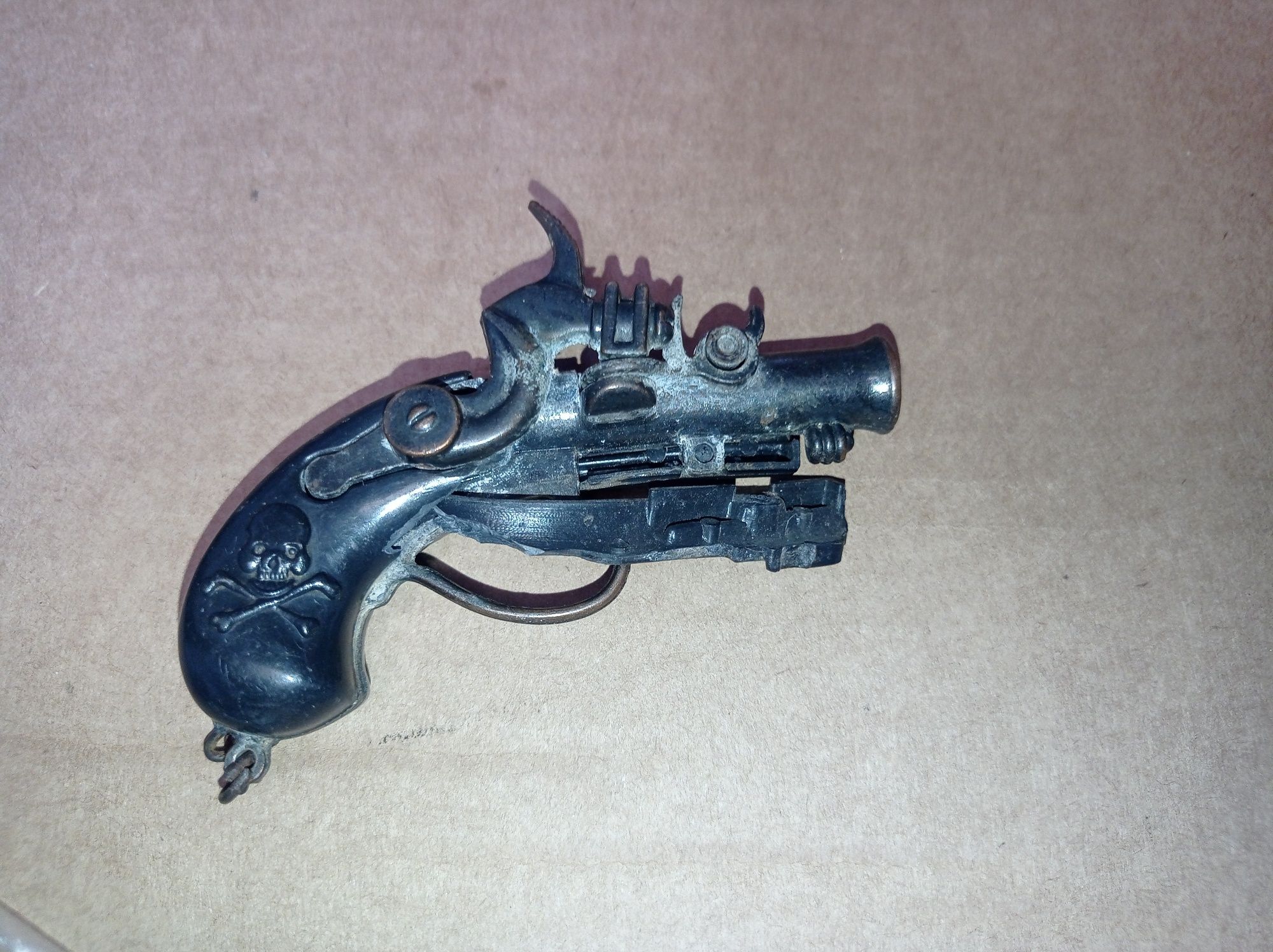 Brelok pistolet skałkowy zabawka z wadą