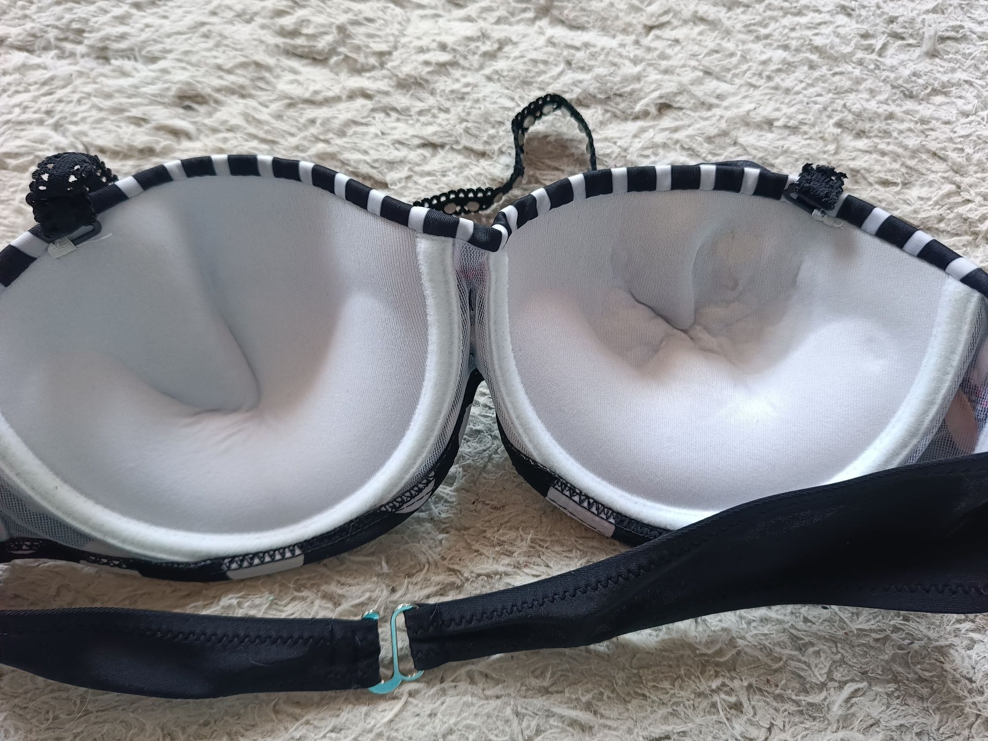 Góra od bikini stroju kąpielowego 75B