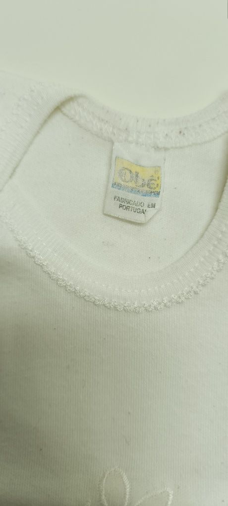 Body sem mangas branco, bordado à frente, usado. Para 1 mês.