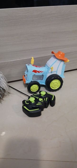 Танцюющій крейзіі тракторець