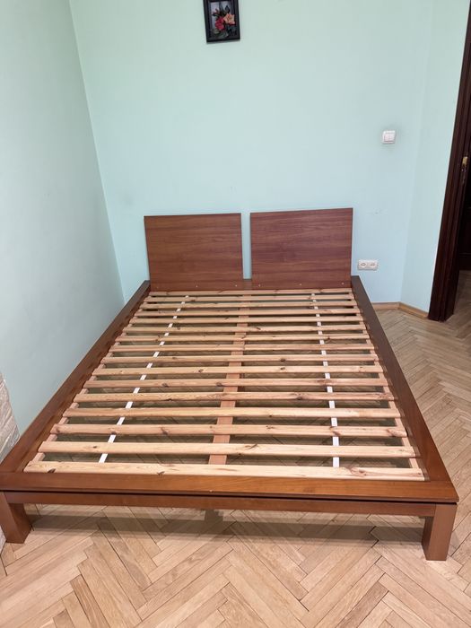 Ліжко у хорошому стані,деревяне