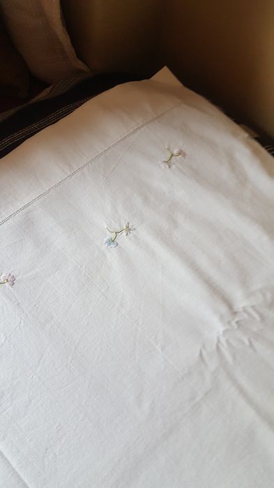 Lençol bordado à mão com flores soltas