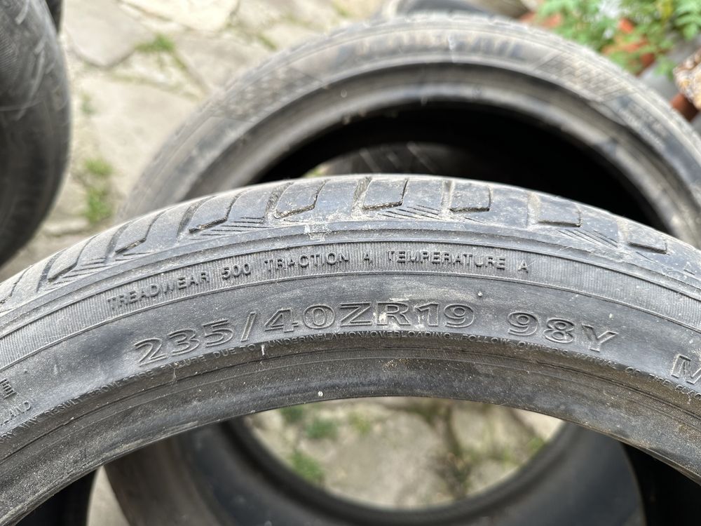 Продам шини 235/40/19