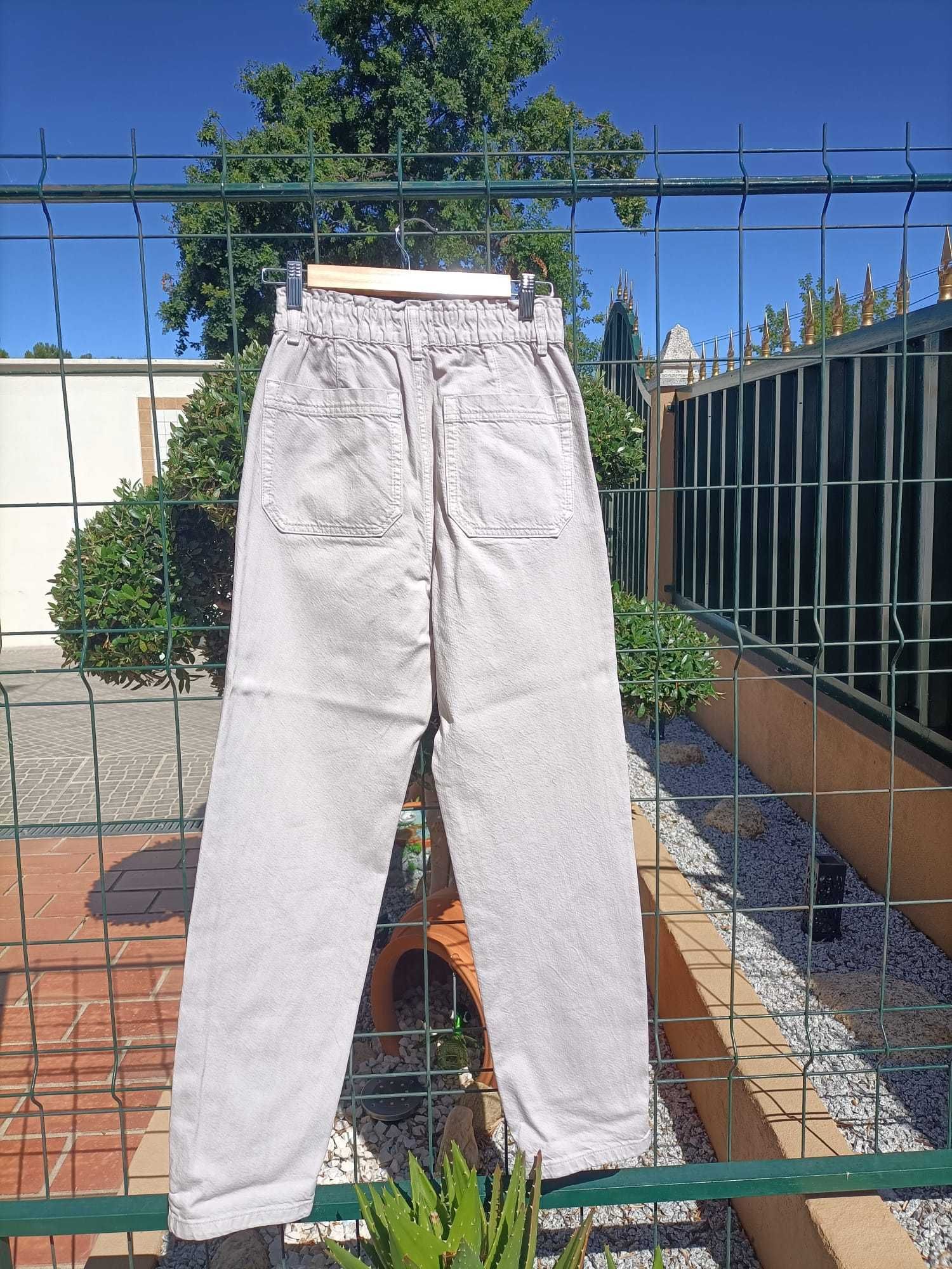 Calça bege com elástico na cintura