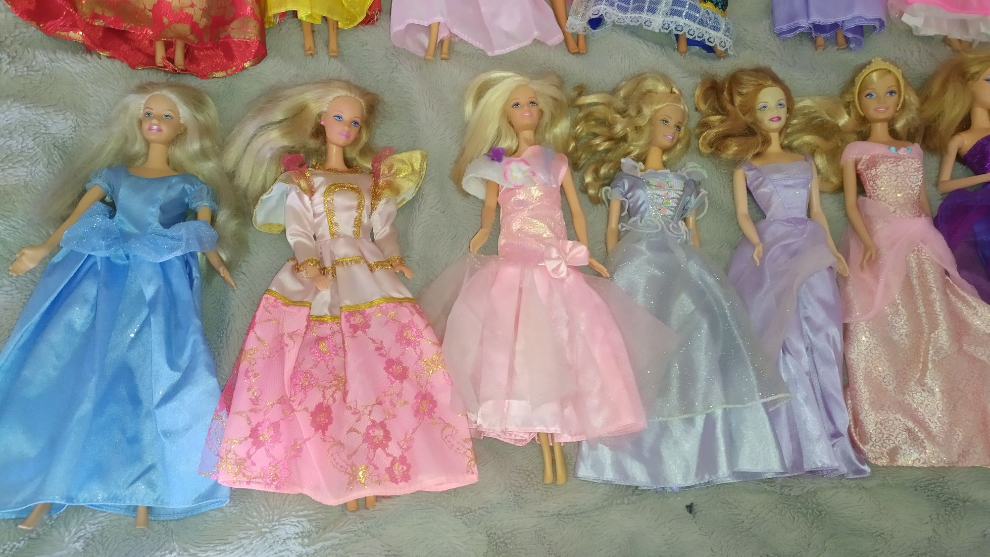 Barbies 15€ cada ou 20 por 199,99€  , vestidos 5€ cada ou 75€ tod