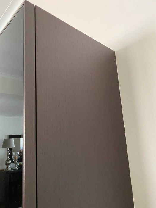 Móvel de sala suspenso em wengue com porta em vidro