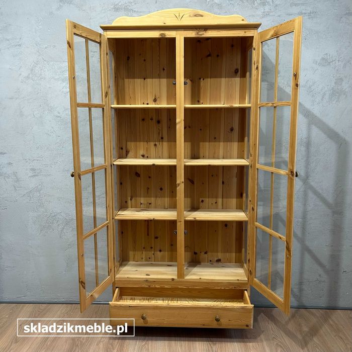 061025 Witryna sosnowa przeszklona, biblioteczka z jedną szufladą.