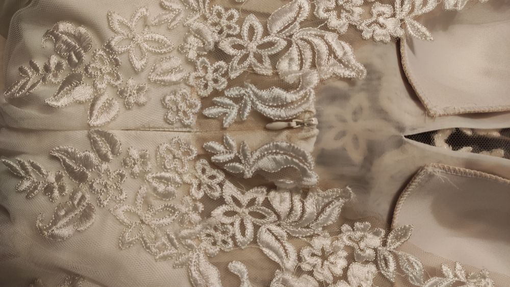 Suknia ślubna wycięte plecy z koronką i tulem