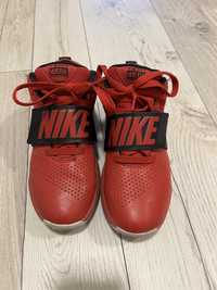 Buty Nike Team Hustle rozm. 35,5