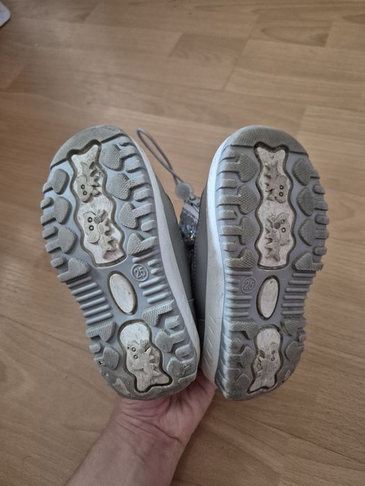 Zestaw butów dla dziewczynki, rozmiar 25