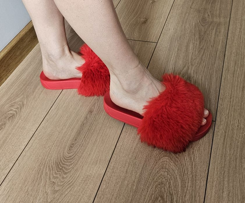 Damskie czerwone klapki kapcie z futerkiem używane