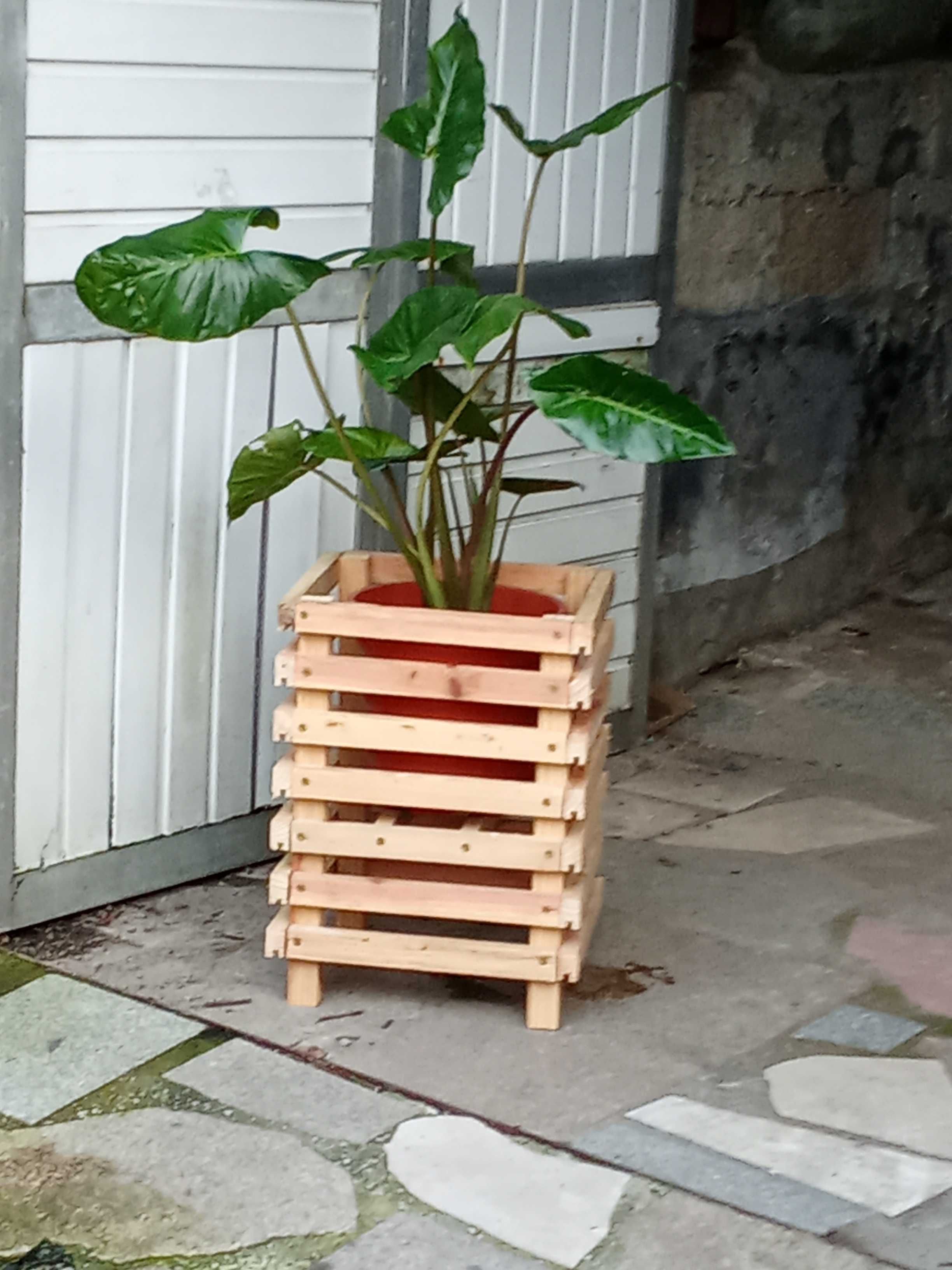 Faço Suportes de madeira para vasos