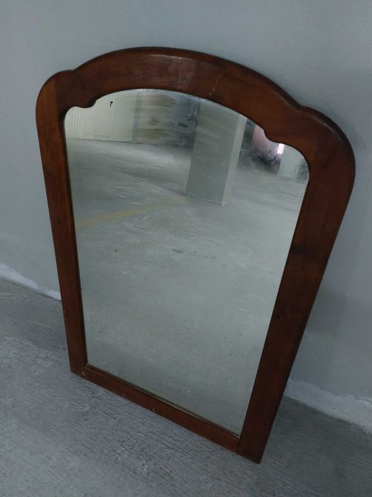 Espelho com orla em madeira