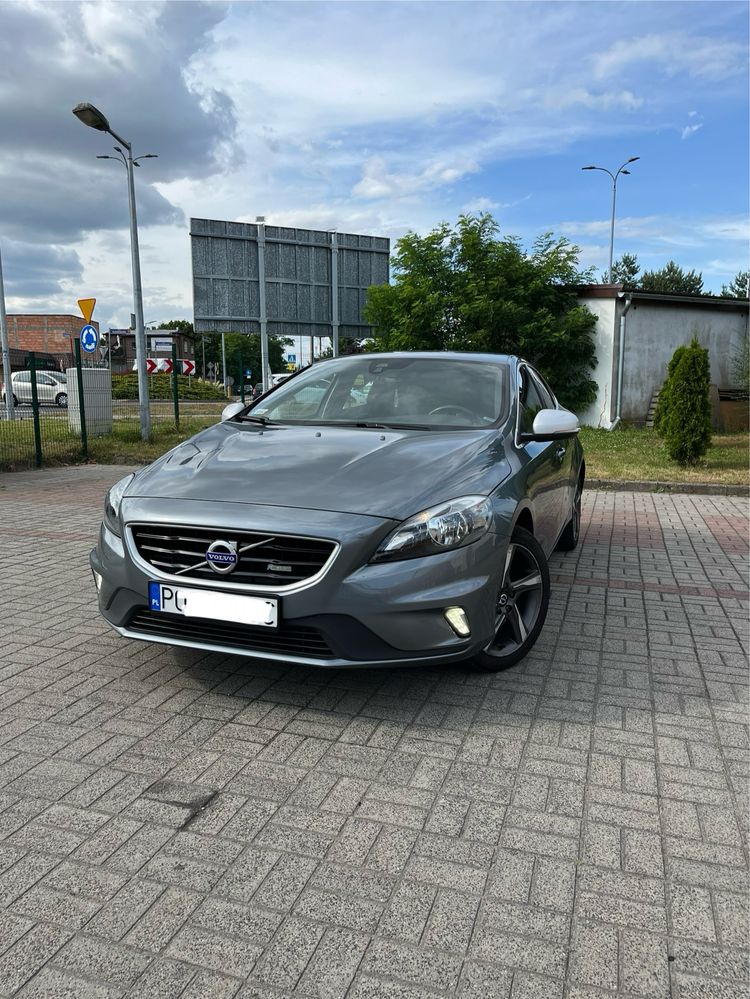 Volvo V40 D2 R-Design • 2016 •