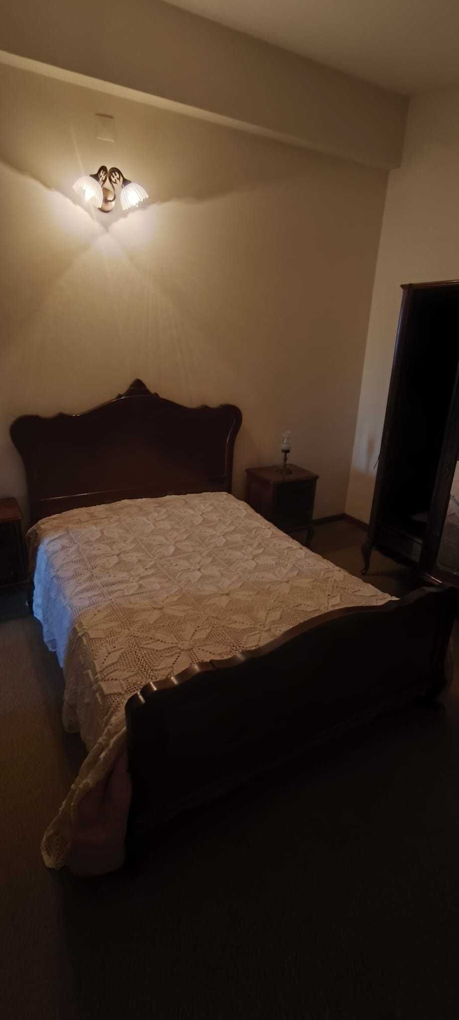 Quarto completo em madeira