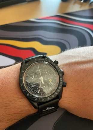 Snoopy Omega Swatch SO33B700 – Design z Fazy Księżyca