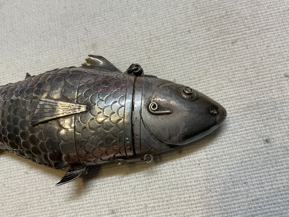 Antiga caixa de rapé em prata em forma de peixe