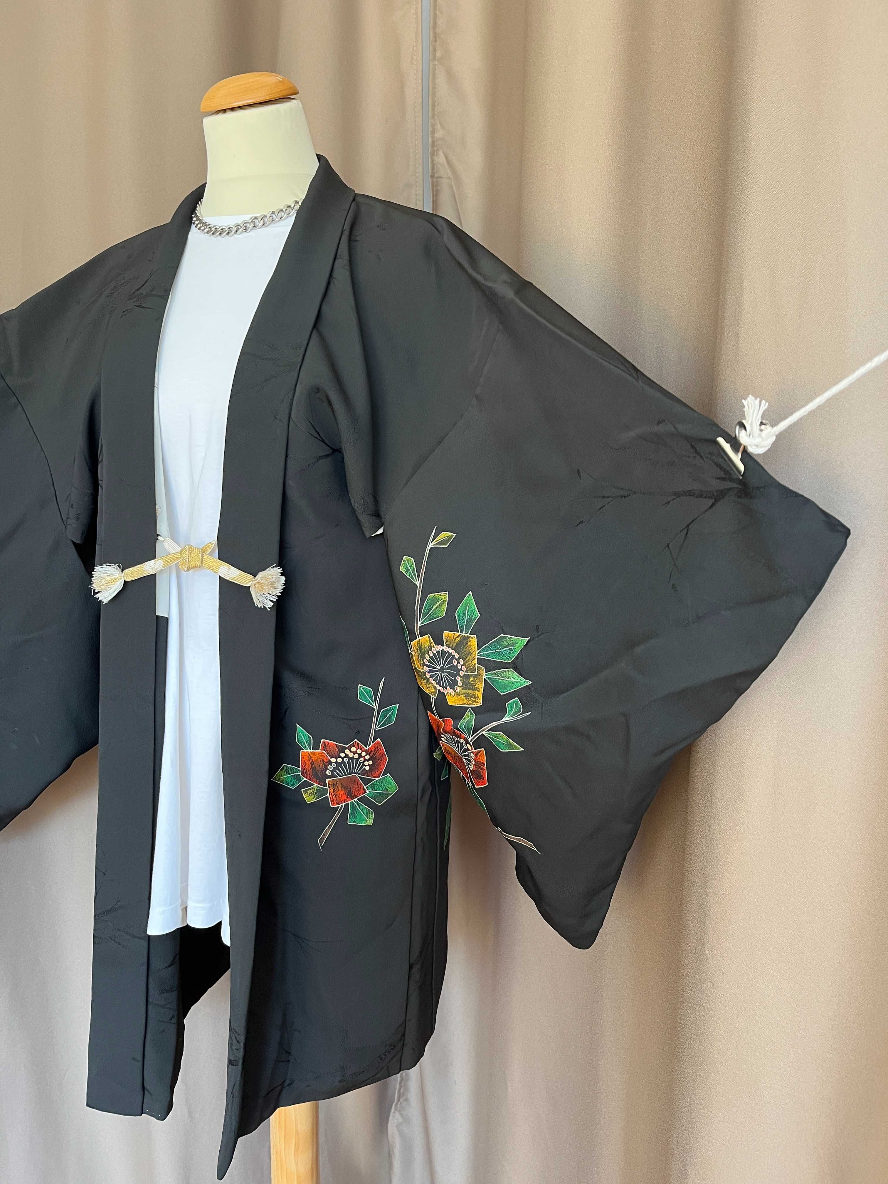 Casaco japonês de seda preta com flores para mulher