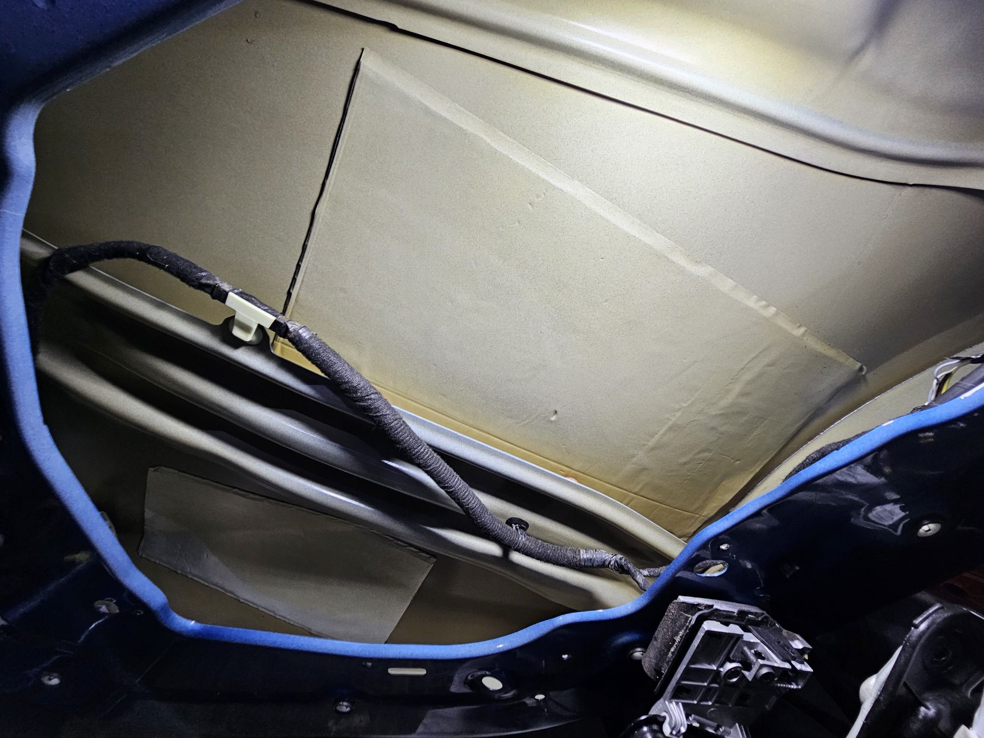 В родной краске Tesla Model Y Performance 2022 FSD, шумка, доводчики.