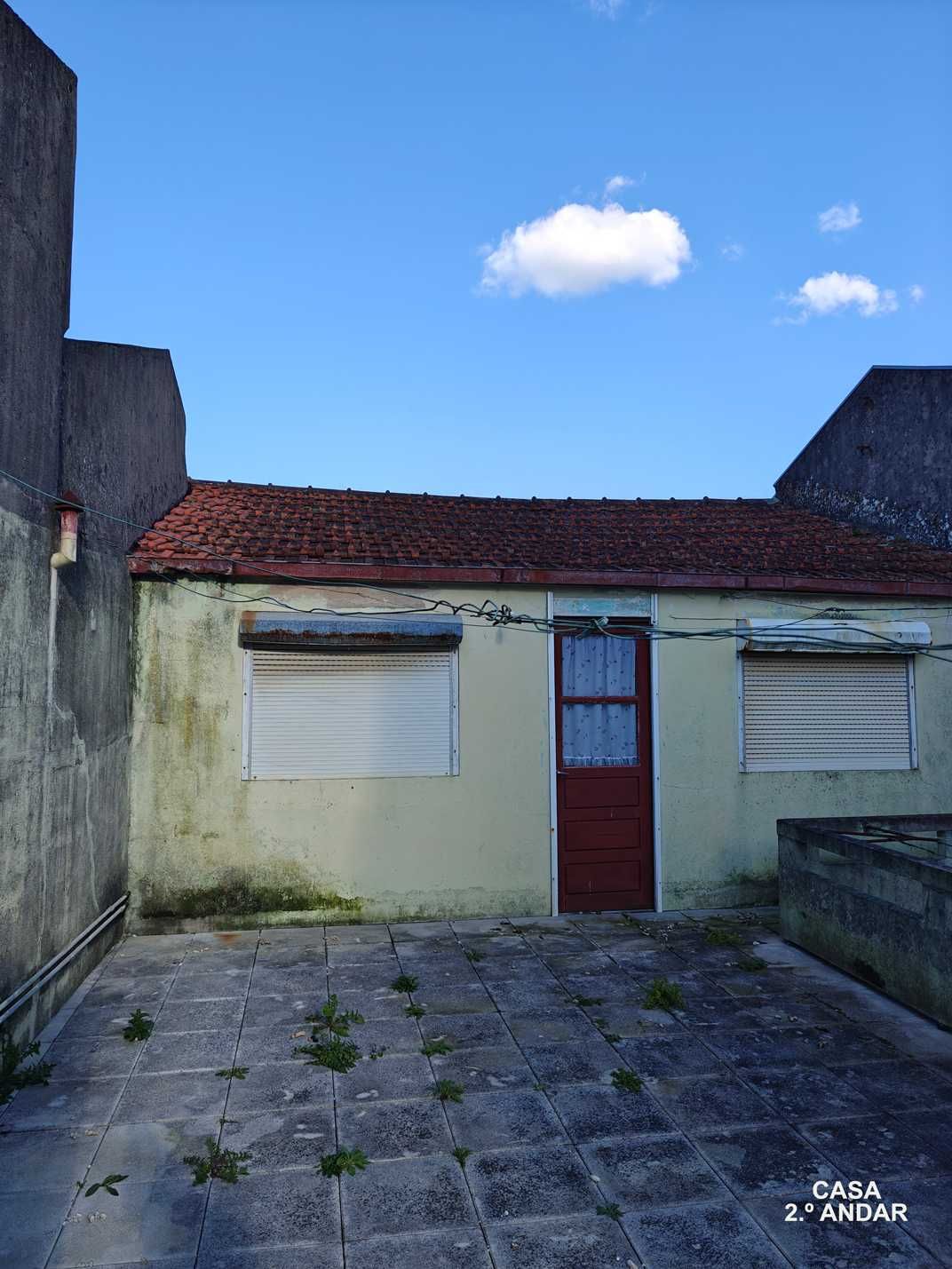 Moradia de 3 andares c/ terreno extenso para reabilitar ou reconstruir