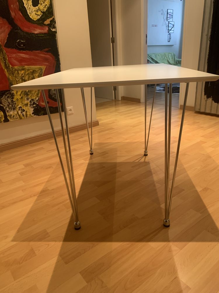 Vende se uma mesa de cozinha e 4 cadeiras novo