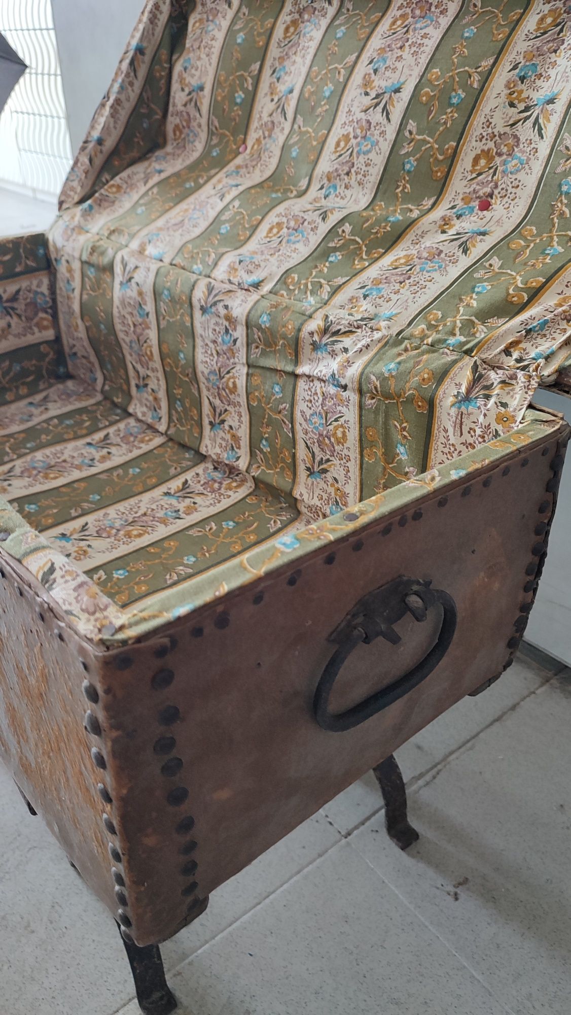 Baú com suporte em metal