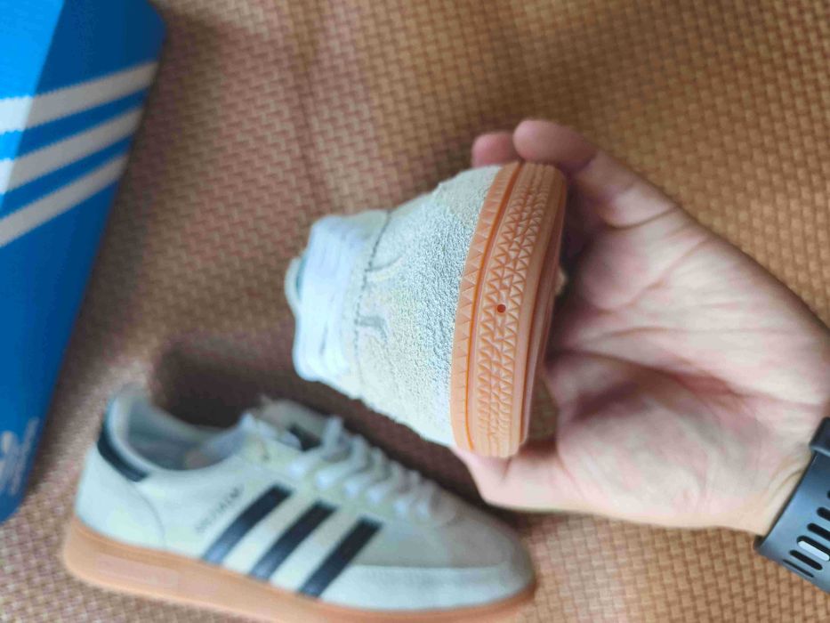 Damskie trampki adidas w kolorze białym i szarym. Rozmiar 38