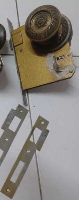 Puxador em latão antigo com fechadura e chave