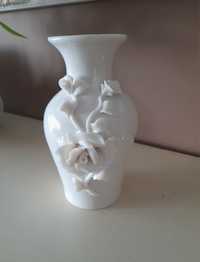 Porcelanowy wazonik z różyczką