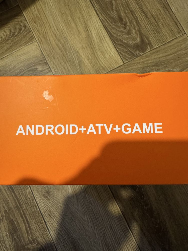 Retro konsola do gier wraz z Android tv  netflix yourube