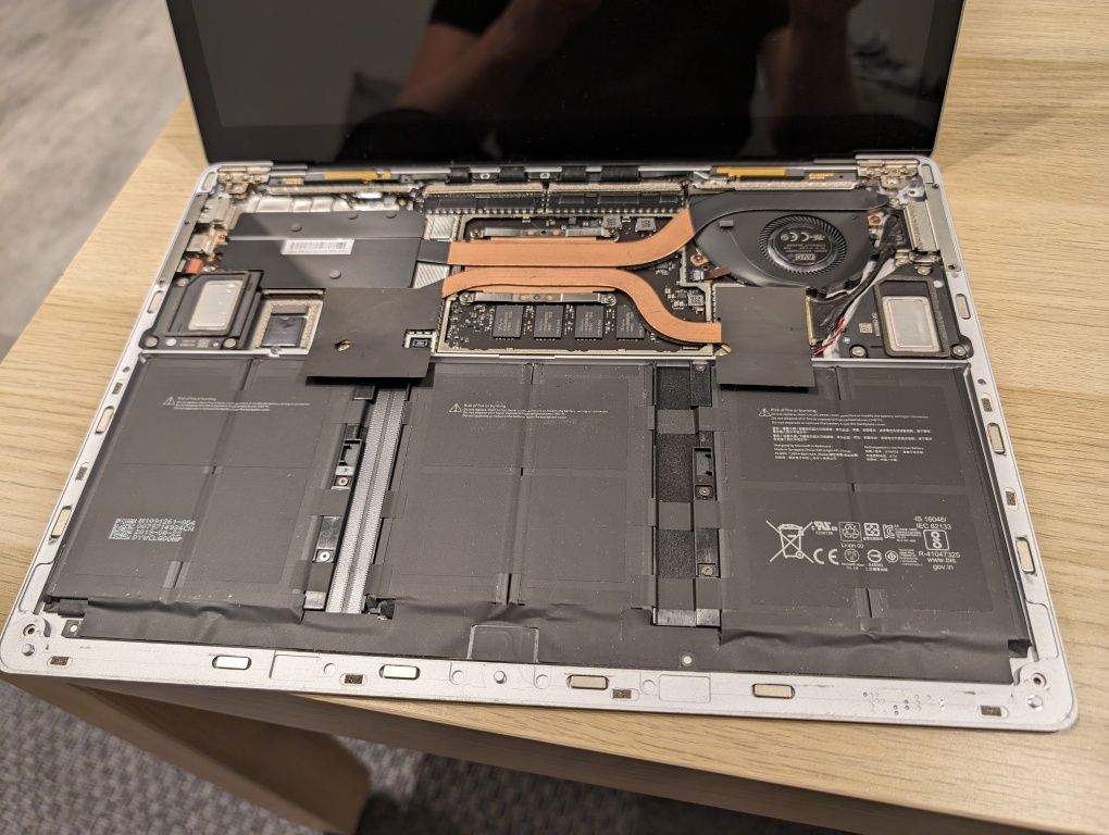 Uszkodzony Laptop Microsoft Surface 3 i5-1035G7 8GB RAM bez dysku
