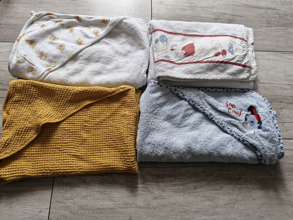 Cztery ręczniki z kapturem