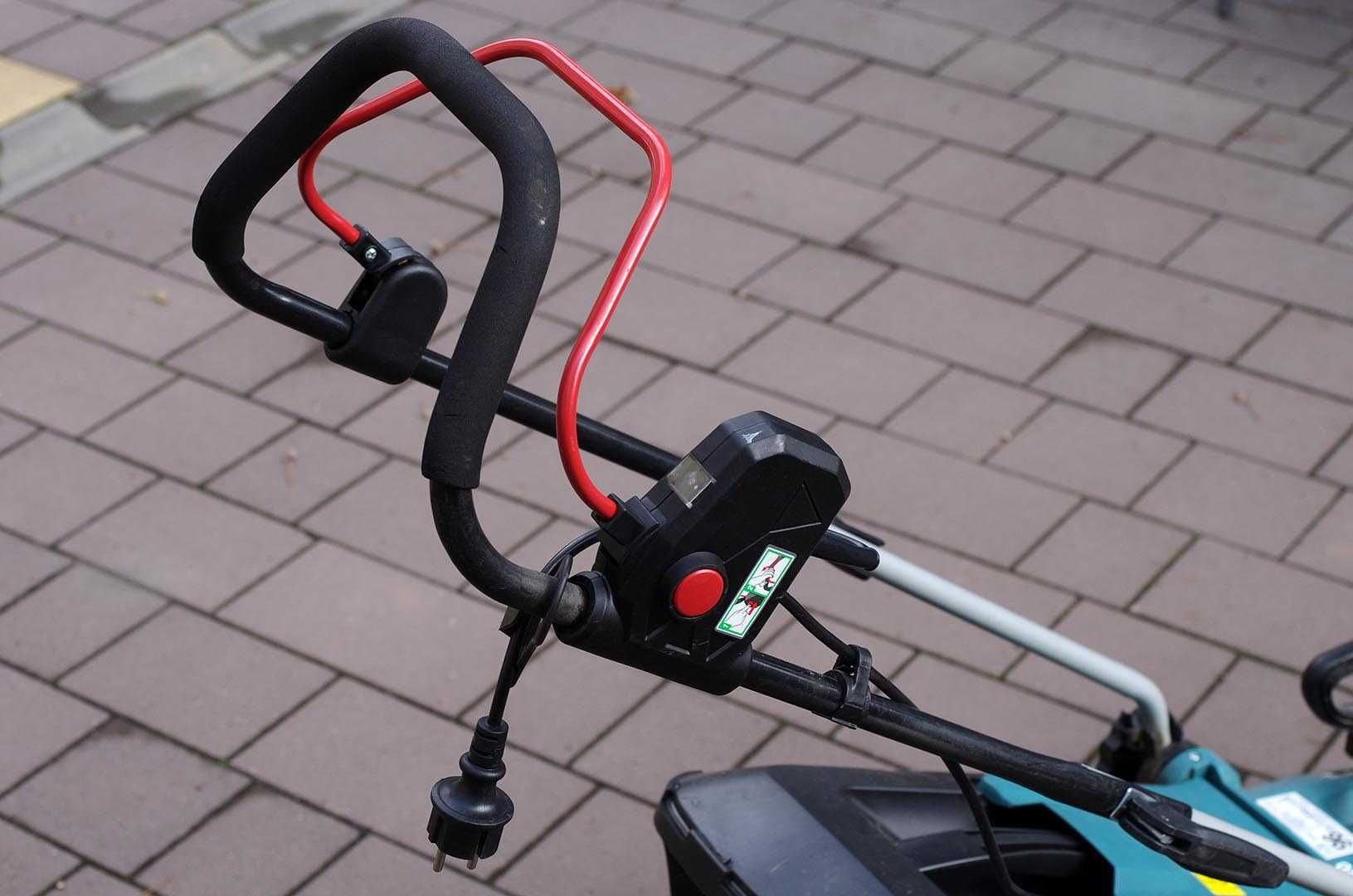 Makita ELM3320 – електрична газонокосарка 220 V, робоча