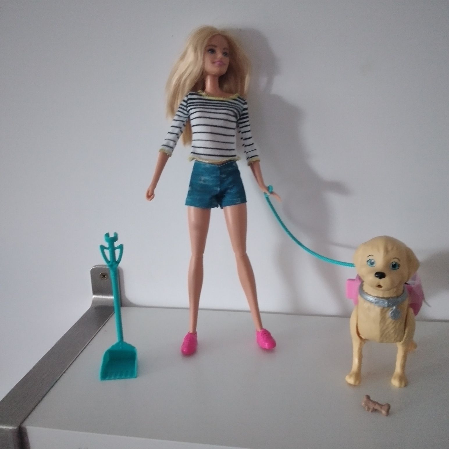 Barbie -zestaw z psem robiącym kupę :)