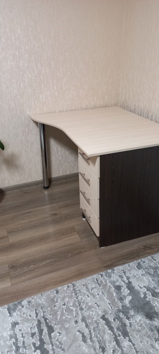 Продам стіл письмовий.
