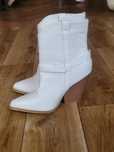 Buty białe kowbojki