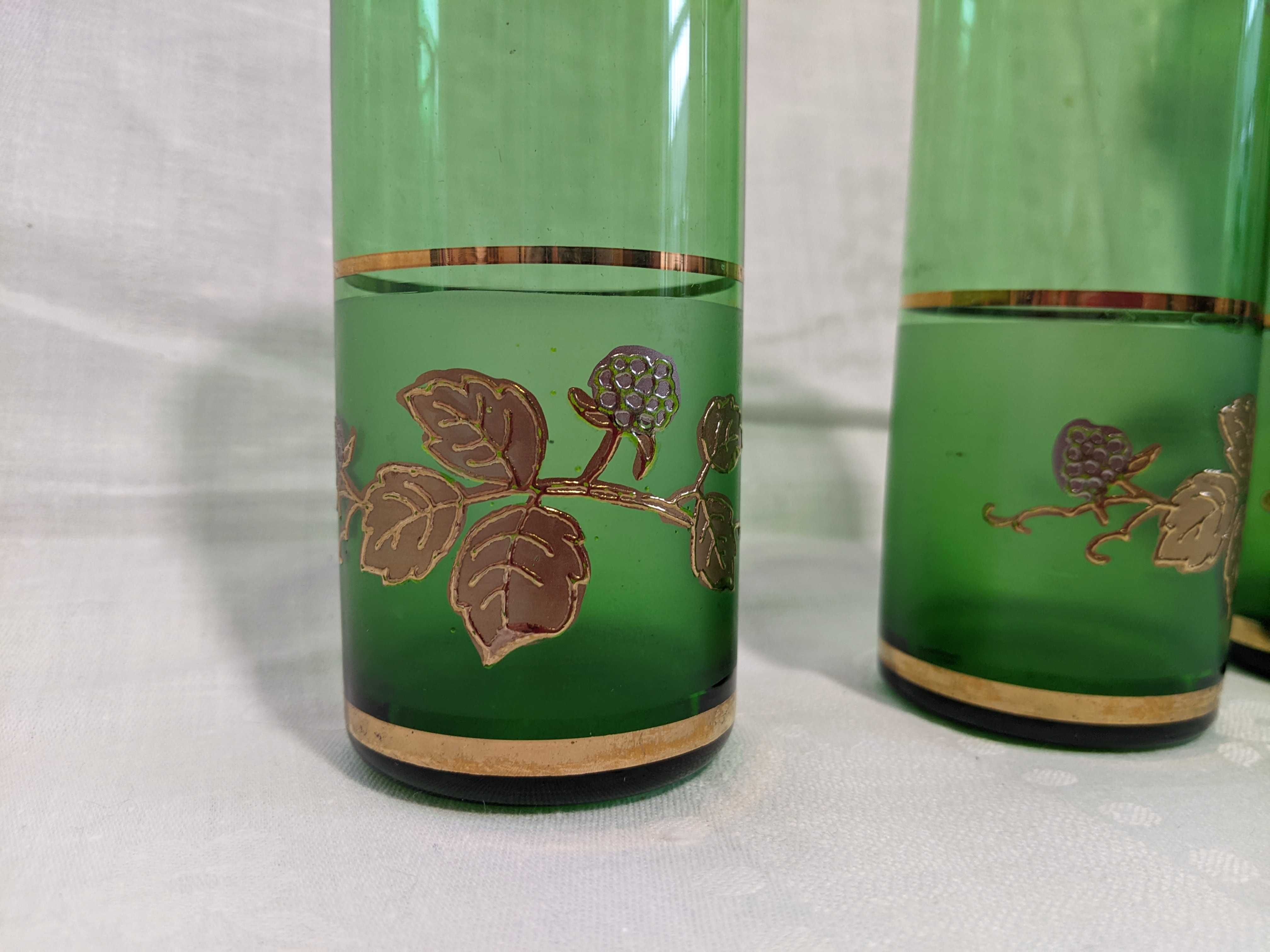 Кувшин из зеленого стекла и три стакана