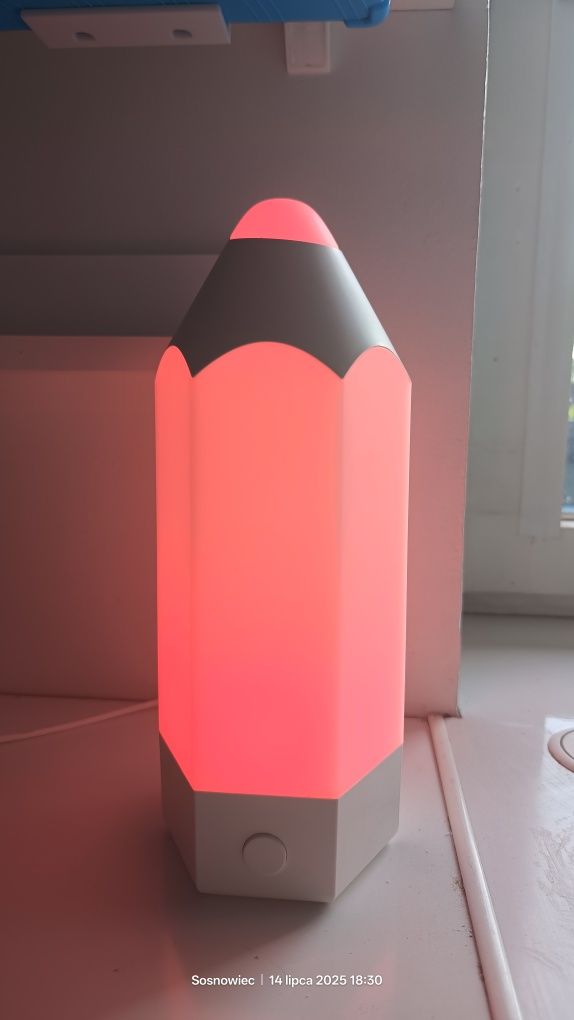 PELARBOJ lampka stołowa OŁÓWEK KREDKA IKEA wiralowa wielobarwna
Lampa
